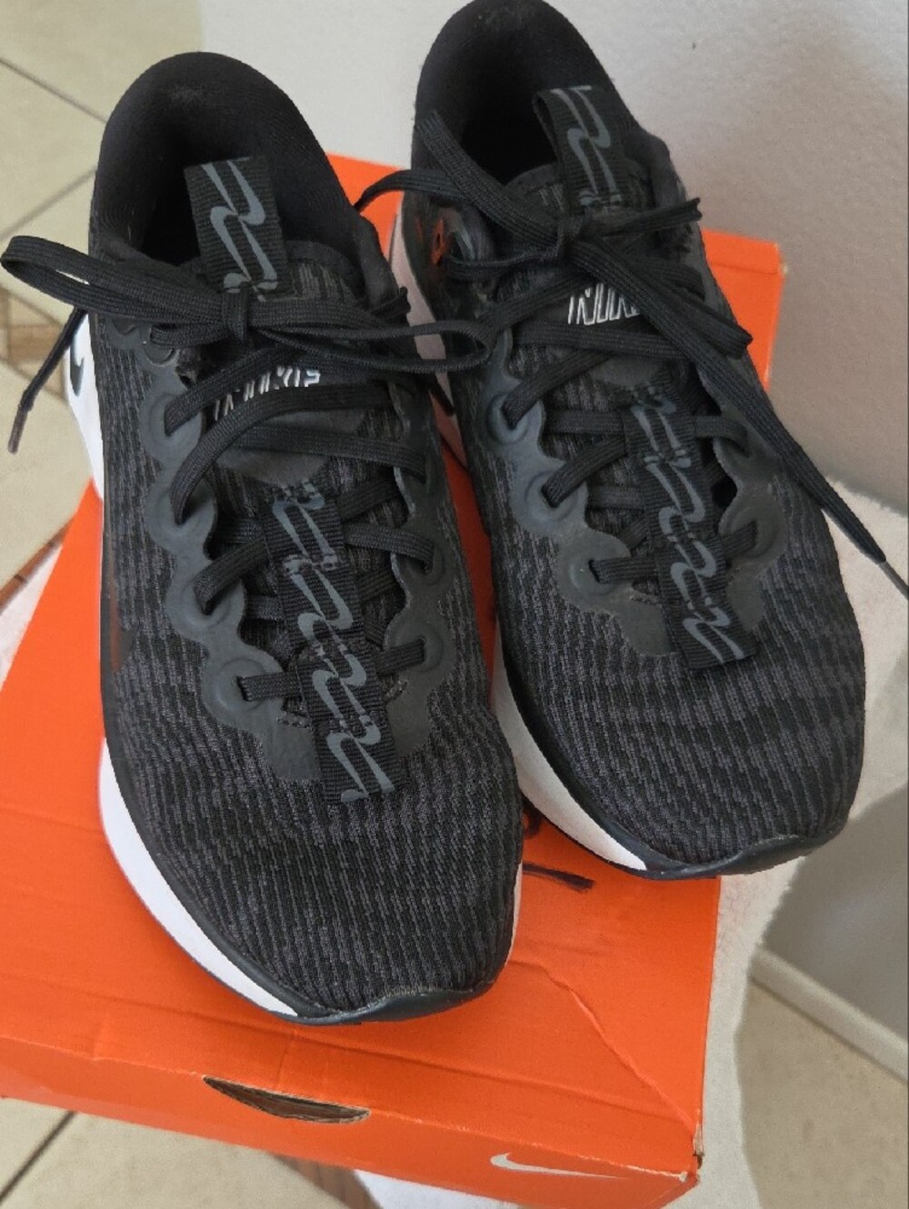 Nike Black and White Women’s Athletic Running Shoes - Picture 10 of 10